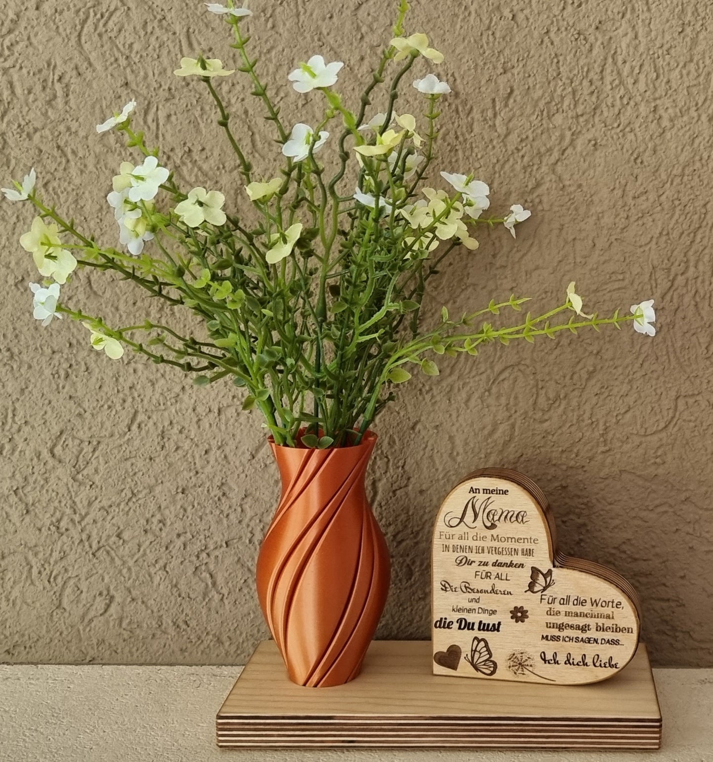 Muttertagsgeschenk Vase mit Dekoblumen und Geschenkherz 20cm x 10cm x 15cm